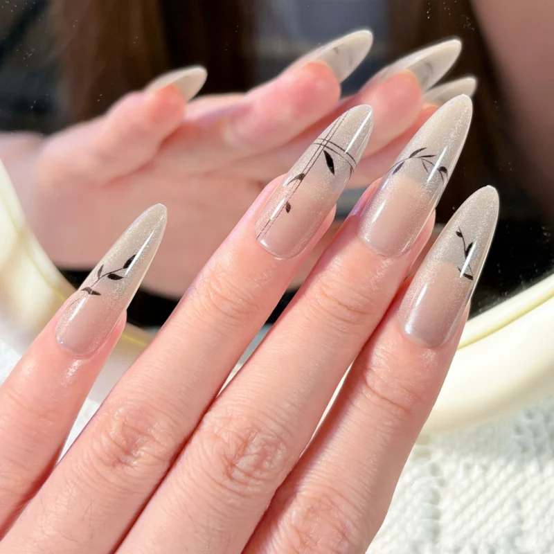 Dekorative Blumennagelkunst Tipps