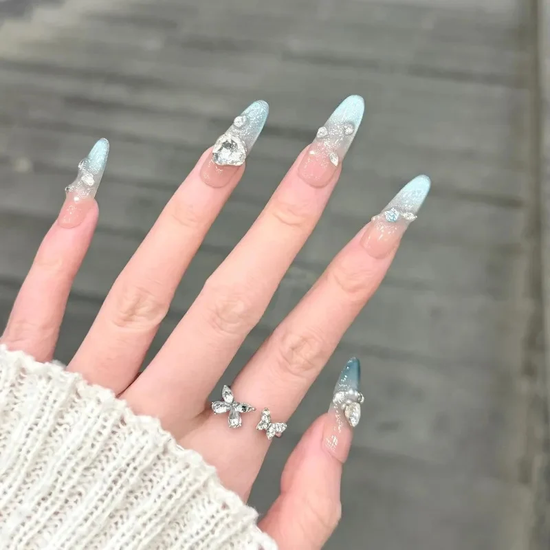 Glamouröse Strass-Stiletto-Nagelerweiterungen