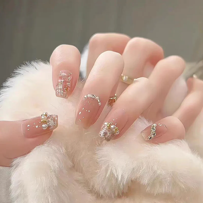 Künstlerische Nagelkunst
