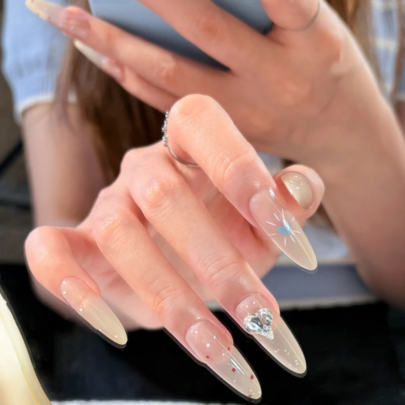 Künstlerische Nagelkunst