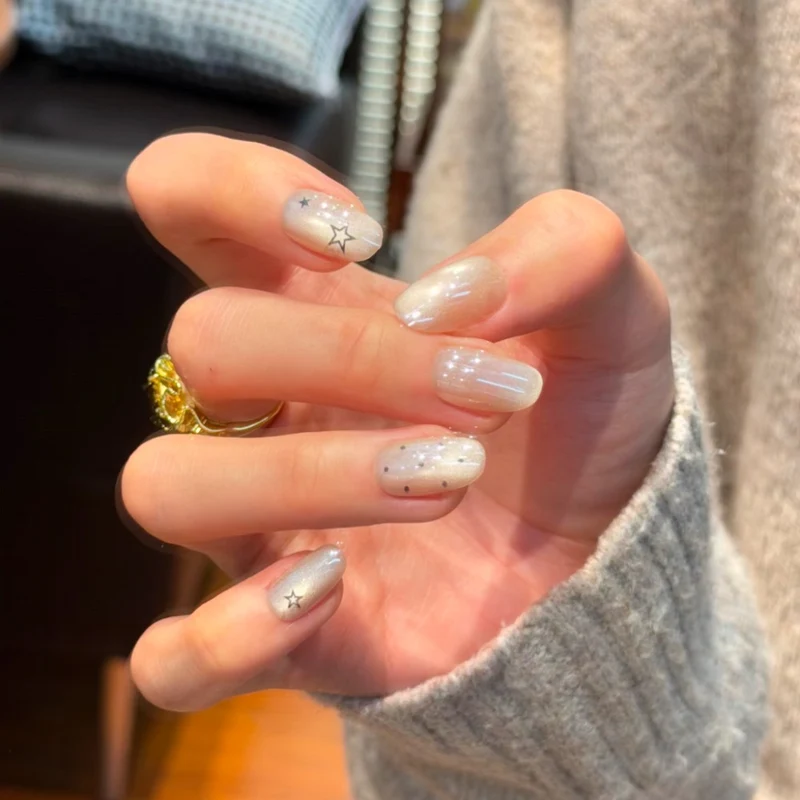 Künstlerische Nagelkunst