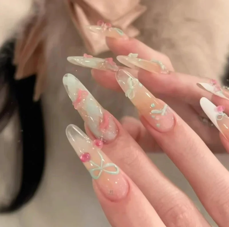 Künstlerisch Herz-verzierte Stiletto Nägel