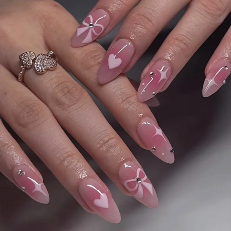 Künstlerische herzverzierte Stiletto-Nagelverzierungen