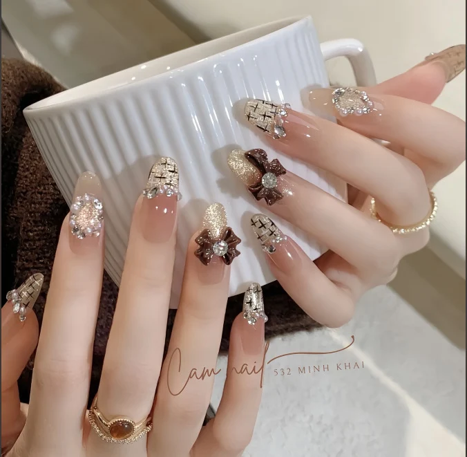 Künstlerische French Tip Press-On Nägel