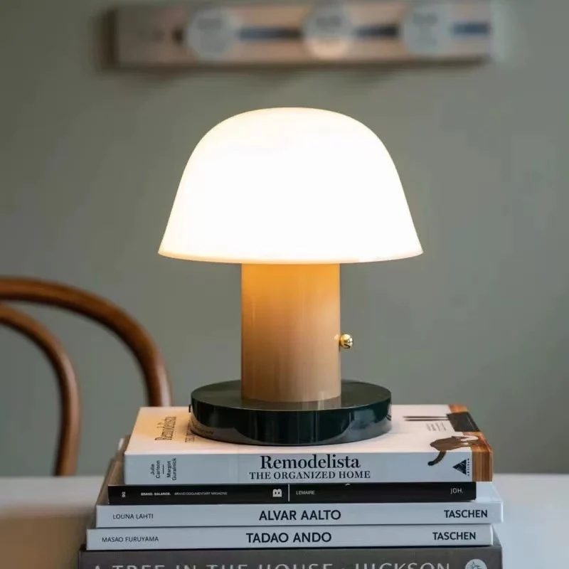 Stilvolle moderne Tischlampe