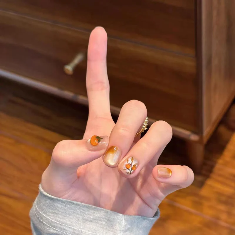 Künstlerisches Floral-Nageldesign