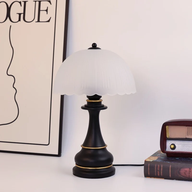 Vintage-inspirierte Glas-Schirm Tischlampe