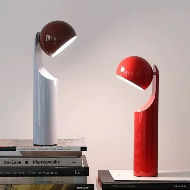 Moderne Tischlampe mit verstellbarem Schirm