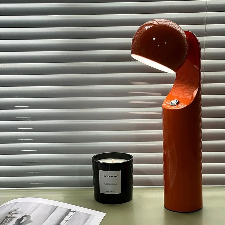 Moderne Tischlampe mit verstellbarem Schirm
