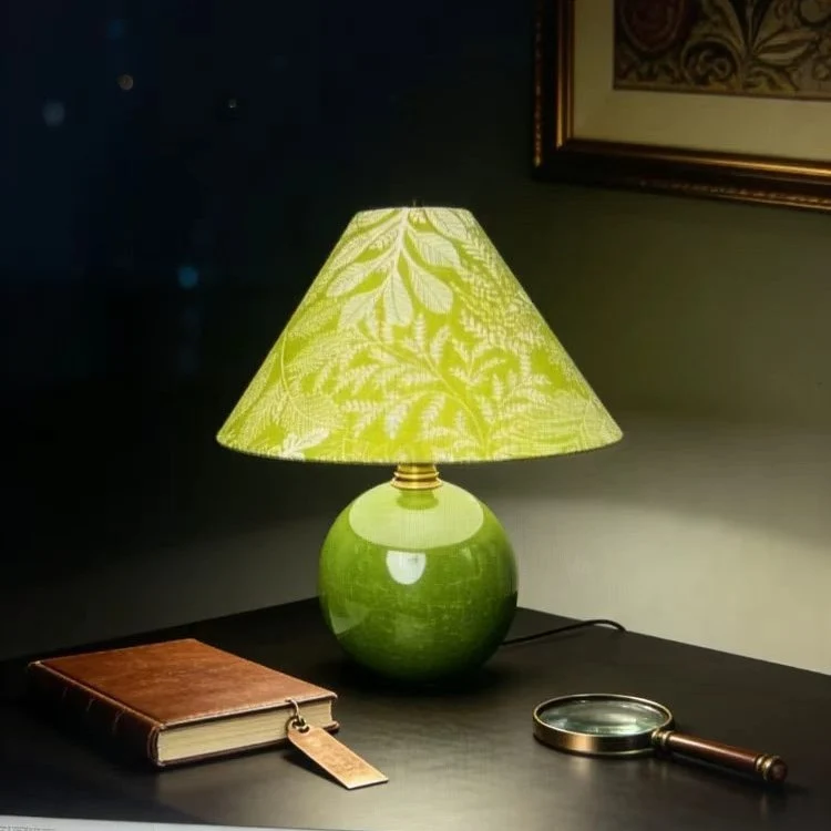 Botanisch gemusterte Tischlampe