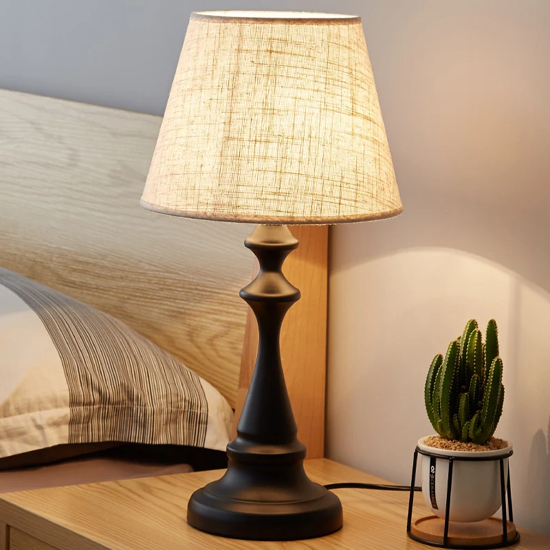 Moderne Tischlampe mit Stoffschirm