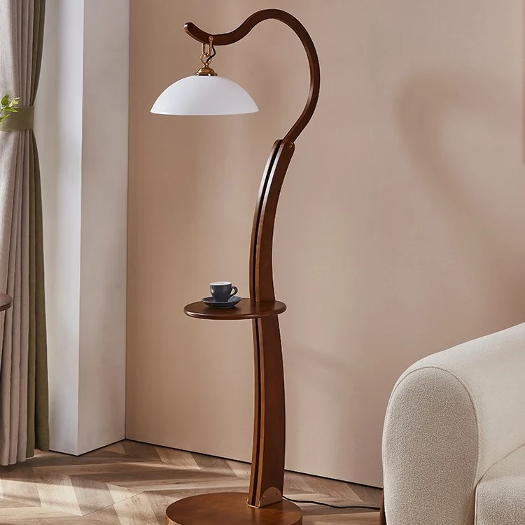 Künstlerische Stehlampe mit integriertem Beistelltisch