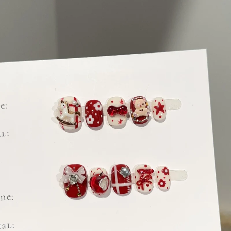 Verspielte, vom Feiertag inspirierte Press-On-Nagelkunst