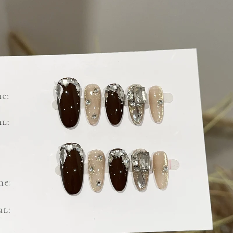Stylisches Press-On Nagelkunst Set mit Kristallakzenten