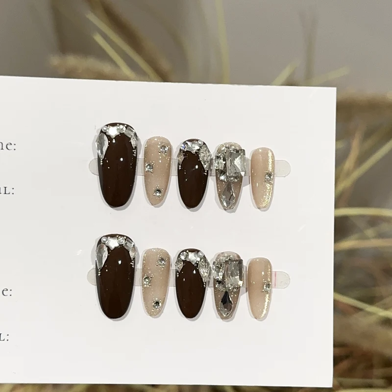 Stylisches Press-On Nagelkunst Set mit Kristallakzenten