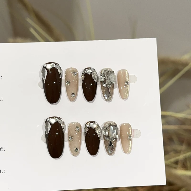 Stylisches Press-On Nagelkunst Set mit Kristallakzenten