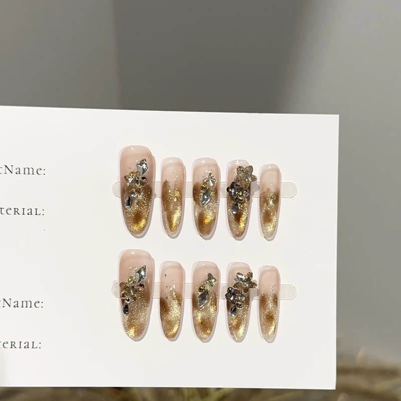 Luxuriös Glitzer Press-On Nagelset mit floralen Akzenten