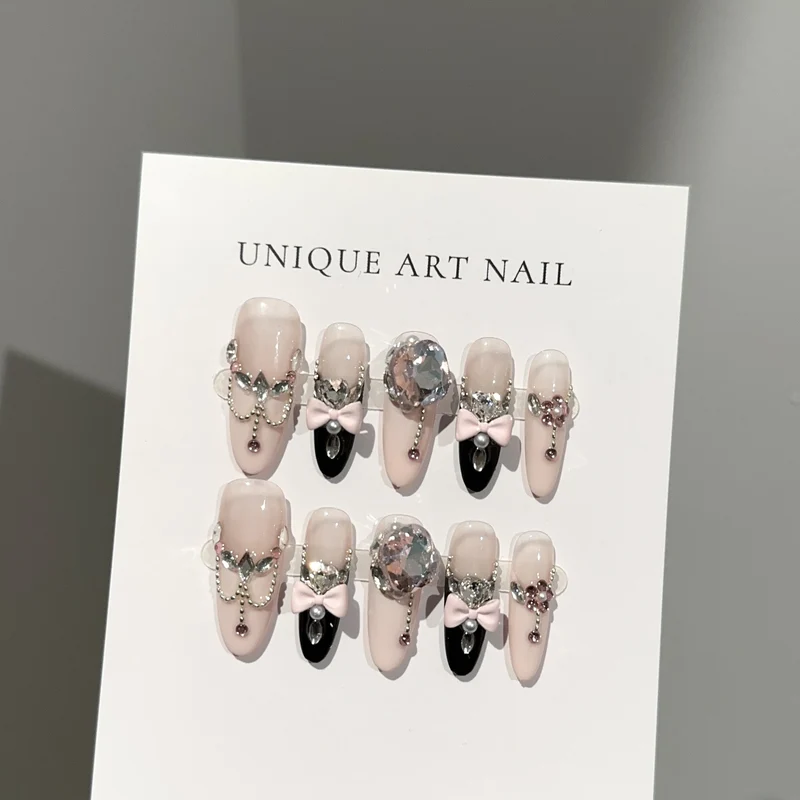 Luxuriöse dekorative Press-On-Nagelkollektion