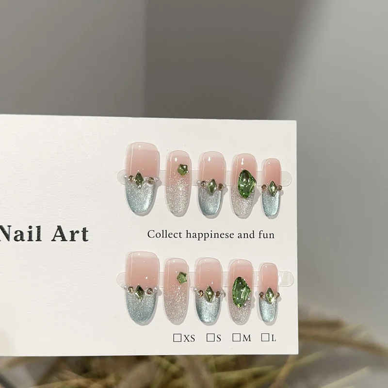 Luxuriöse mit Kristallen verzierte Press-On Nagelkunst