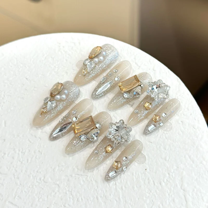 Luxuriöse mit Strass verzierte Press-On Nägel