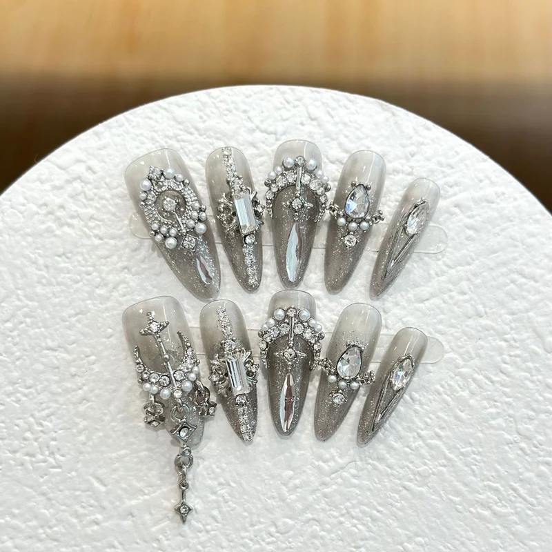 Luxuriöses mit Strass verziertes Press-On-Nagel-Set