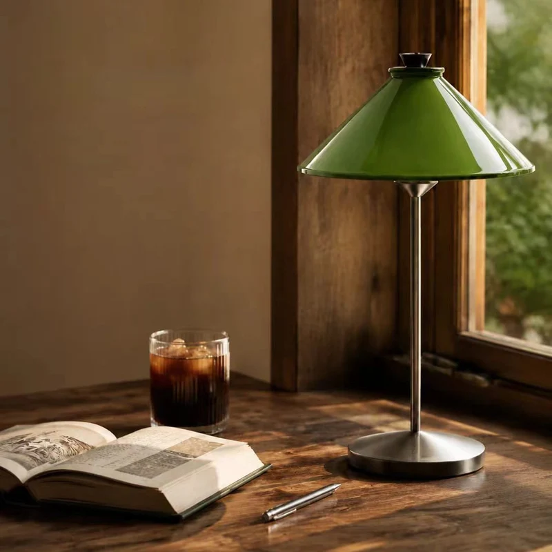 Zeitgenössische verstellbare Tischlampe