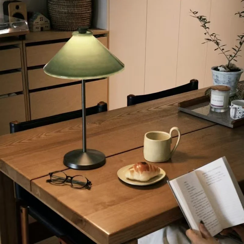 Zeitgenössische verstellbare Tischlampe