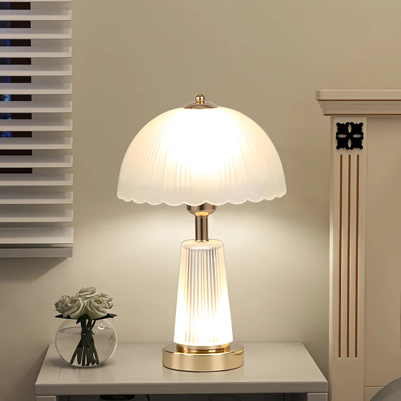 Elegante Tischlampe mit kunstvollem Flötenschirm