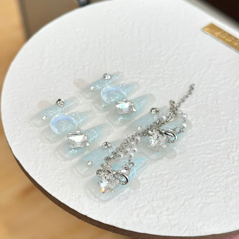 Glitzerndes Press-On Nagelkunst-Set mit himmlischen Akzenten