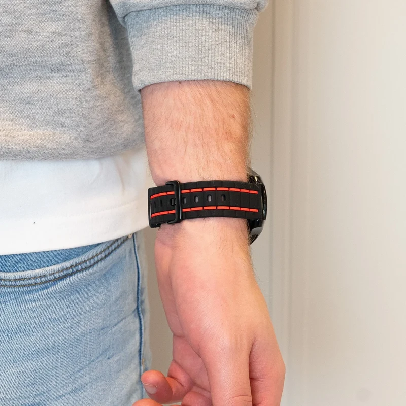Bandz Noise Noisefit Origin Gestreiftes Sportarmband (Schwarz/Rot)